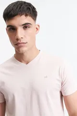 Remera verde con escote en V y logo bordado en el pecho.