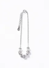 Pulsera de plata 925 con diseño de cadena fina y dijes circulares engastados con zirconias blancas de distintos tamaños en la parte central. Cuenta con cadena de alargue y cierre de mosquetón.
