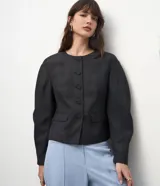 Blazer de sastrería Cortelle de cuadros color gris, con cuello redondo, mangas largas con volumen baloné y cierre frontal de botones forrados.