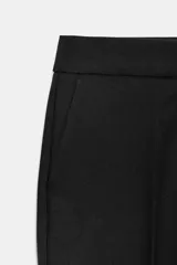 Pantalón de corte recto y largo tobillero, con tiro medio. Presenta bolsillos frontales, falsos bolsillos traseros de vivo y cierre frontal con cremallera, botón interior y ganchos.