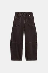 Jeans de tiro medio con diseño cargo y silueta barrel. Presenta bolsillos delanteros con cierre de cremallera y costuras horizontales en las piernas. Cierre frontal con cremallera y ganchos.