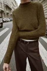 Jersey básico de punto con mezcla de lana y alpaca, de cuello redondo y manga larga.