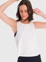 Musculosa deportiva de entrenamiento color blanco, con cuello redondo y diseño de espalda con paneles de malla para mayor ventilación.