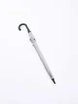 Paraguas negro con varillas metálicas y mango curvo.