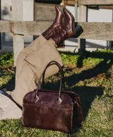 Bota de cuero vacuno color marrón con cierre lateral, taco de madera de 7cm y caña de 19cm.