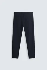 Pantalón de corte slim fit confeccionado en tejido elástico, con cintura elástica, cierre frontal con cremallera y botón, bolsillos laterales y bolsillos traseros de vivo.