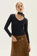 Remera de manga larga color marrón, con escote en V y calce al cuerpo.