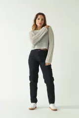 Sweater de punto calado color gris claro, de mangas largas y corte crop.