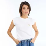 Musculosa blanca de punto con diseño de corazón bordado en hilo dorado en el pecho, cuello redondo y hombros ligeramente estructurados.