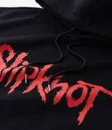 Buzo con capucha de corte relajado, color negro, con estampado frontal y en la manga con el logo de la banda Slipknot en tonos rojos y azules.