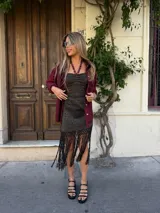 Top tejido sin mangas, con escote strapless y detalle de flecos en el ruedo.