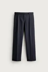 Pantalón de corte regular fit confeccionado en tejido con lana. Presenta cintura ajustable con cinturón integrado, pliegues frontales, bolsillos laterales y bolsillos traseros de doble vivo. Cierre frontal con cremallera y botón.