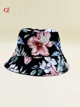 Gorro tipo bucket negro con estampado floral tropical en tonos rosados, blancos y azules.