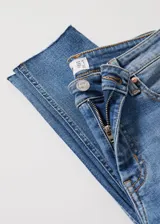 Pantalón de jean skinny crop de tiro medio, color celeste, con terminaciones deshilachadas.