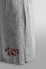 Pantalones cortos de algodón color gris, con cintura elástica ajustable con cordón y parche con logo. Incluye bolsillos laterales y un bolsillo trasero. Presenta bandas laterales a tono, bordado y estampado combinado a contraste en el delantero y la espalda, y aberturas laterales en el bajo.