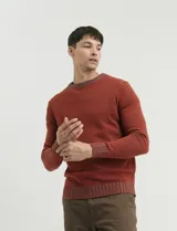 Sweater de punto con cuello redondo, manga larga y puños y ruedo acanalados. Presenta un diseño jaspeado en tonos oscuros.