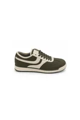 Zapatilla de inspiración retro color verde militar con detalles en beige, acordonada, confeccionada con acabado tipo gamuza y suela baja con base dentada.