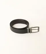 Cinturón de cuero negro con interior marrón y hebilla metálica rectangular.