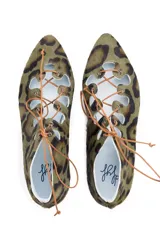Semibotín de piel de pony con estampado animal print en tonos verde y marrón. Presenta un diseño con aberturas laterales onduladas, cierre de cordones finos y punta afilada. Cuenta con suela de cuero y cuña interna.