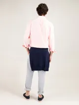 Camisa blanca de algodón con cuello button-down, corte regular fit, manga larga con puños simples y logo bordado en el pecho.