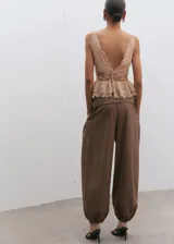 Top de encaje color nude con cuello en V, sin mangas, tirantes anchos y diseño recto.