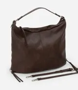Bolso hobo grande desestructurado color marrón oscuro, con correa de mano y correa larga desmontable. Presenta cierres laterales ajustables con tiradores y cierre superior.