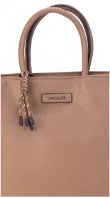 Cartera de formato amplio y estructurado, color marrón, con doble asa de mano y correa larga desmontable y regulable que permite llevarla al hombro o cruzada. Cuenta con cierre superior y aplique decorativo en el frente.