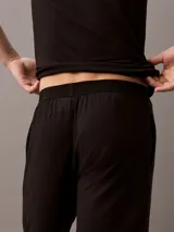 Shorts de pijama negros de modal extrasuave con cintura elástica y bolsillos laterales.