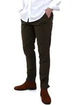 Pantalón de vestir azul marino, de corte recto, con bolsillos laterales y traseros. Se ajusta a la cintura con cinturón de cuero marrón.