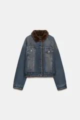 Cazadora de denim con interior y cuello de pelo sintético, manga larga, cierre frontal con botones y bolsillos con solapa en el pecho.
