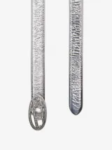 Cinturón fino de mujer confeccionado en cuero vacuno negro, con hebilla Oval D icónica decorada con cristales negros.