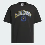Remera negra de algodón con ajuste holgado, cuello redondo y mangas cortas. Presenta un estampado gráfico frontal con la palabra "ADIDAS" en estilo universitario con borde amarillo y azul, acompañado de un emblema circular en el centro.