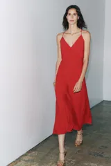 Vestido largo rojo de viscosa y lyocell, con escote pico y tirantes finos cruzados en la espalda.