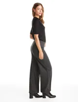 Pantalón de corte wide leg con diseño de espiga, tiro alto y pretina elástica interna. Presenta costuras verticales pespunteadas en el frente y en la parte trasera de cada pierna.