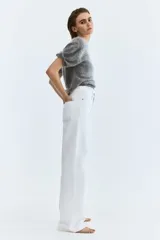 Jean de tiro alto con corte wide leg y diseño de cinco bolsillos, confeccionado en denim de algodón rígido.