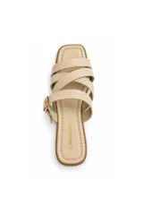 Sandalias bajas Paddock modelo Barim, de color beige con tiras cruzadas en la parte frontal y una tira ajustable con hebilla metálica dorada en el empeine.