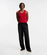 Musculosa masculina de corte regular, confeccionada en tejido acanalado de algodón con elastano. Presenta breteles medianos y diseño básico sin estampa.
