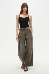 Body de breteles finos, corte ajustado al cuerpo, con cuello recto y cierre inferior con broches.