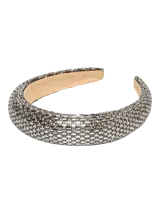 Vincha acolchada completamente revestida de strass plateado brillante, con forro interior de gamuza sintética en color beige.