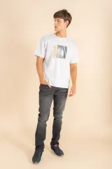 Pantalón de jean gris oscuro, corte slim fit, con bolsillos delanteros y traseros.