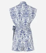 Enterito corto blanco con estampado de mandalas azules, cuello en V, mangas cortas y lazo lateral.