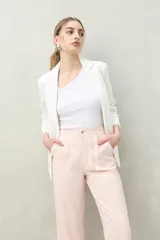 Pantalón negro de tiro alto y corte ancho, con bolsillos laterales y traseros con costuras blancas a contraste.