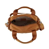 Bolso tipo bowling color marrón con diseño acolchado. Tiene doble asa corta, correa larga extraíble con logo de la marca, cierre superior y dije colgante con forma de labios.