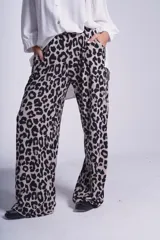 Pantalón de lanilla soft con estampado animal print y elástico en la cintura.