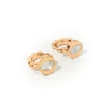 Aros pequeños dorados con forma de argolla y detalle de nácar ovalado.