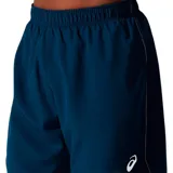 Short deportivo Asics de hombre, color azul petróleo, con logo reflectivo en la pierna derecha. Confeccionado en tejido ligero y materiales reciclados, con slip interior, cordón ajustable en la cintura, bolsillo interior oculto y aberturas laterales.