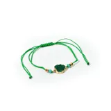 Pulsera ajustable con hilo verde, piedra verde facetada con borde dorado, mostacillas doradas y cuentas turquesas.