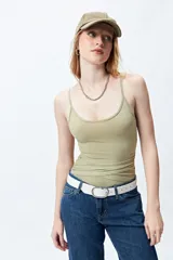 Body de microfibra color verde oliva, ajustado al cuerpo, con breteles finos y frunces laterales entrecruzados.