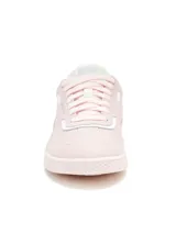 Sneaker de estilo retro con puntera en T, confeccionada en cuero gamuzado color rosado. Presenta detalles en blanco en el talón y laterales, cierre con cordones y suela de goma al tono con textura hexagonal.