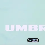 Camiseta de fútbol de manga corta en color celeste con detalles gráficos en amarillo vibrante a los costados. Presenta el logo de Umbro y la marca Supreme bordados en el pecho.